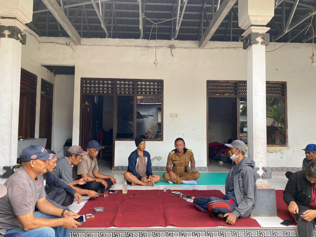 Tunjukan Sikap Keperdulian, Perbekel Petang Menjenguk Tenaga Kebersihan Lingkungan (TKL) Yang Sakit